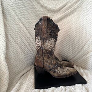 Vintage-Inspired Western Boots with Intricate Detailing